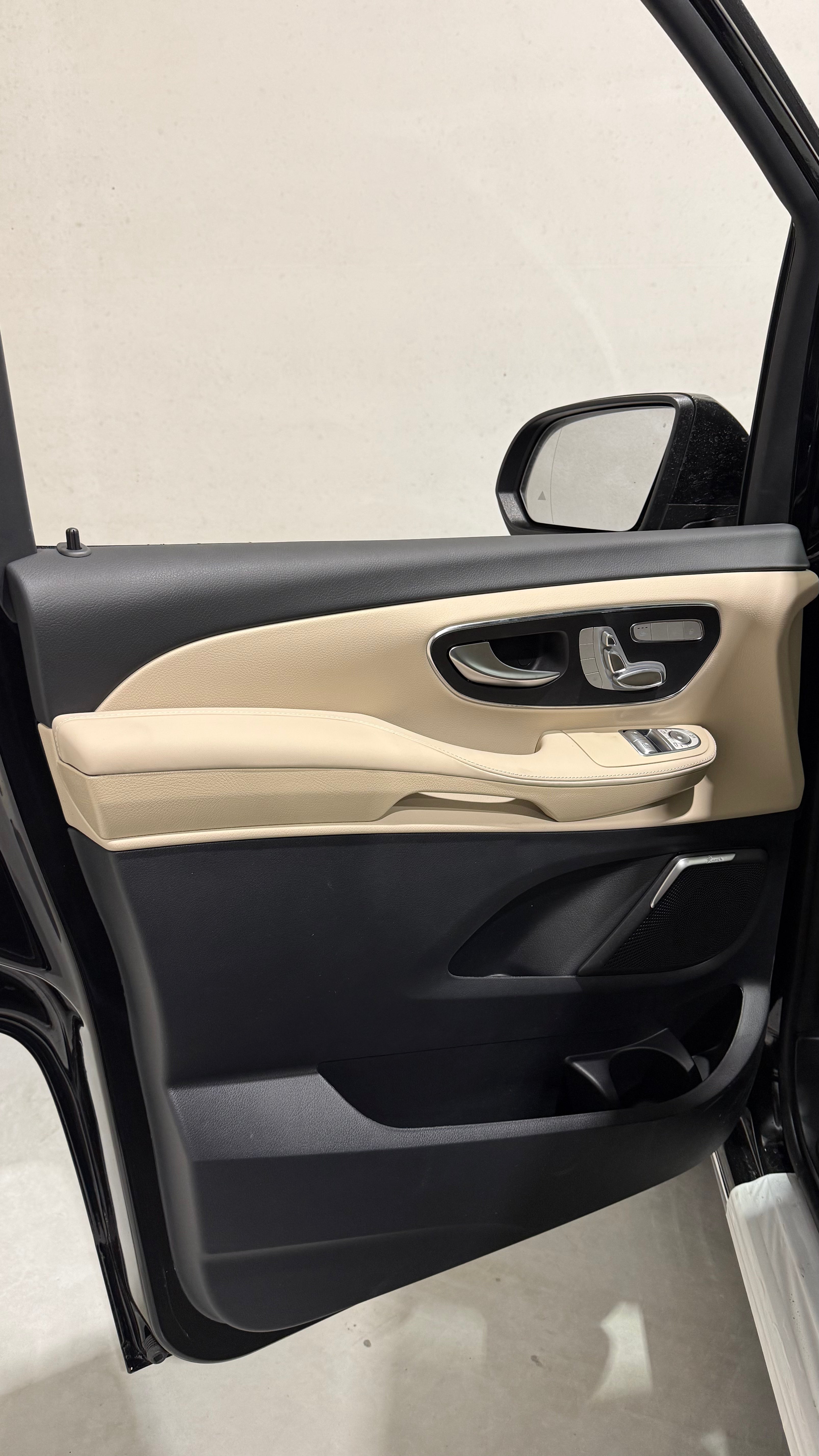 V300 Exclusive Long Facelift - MY 2026